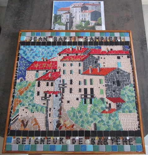 Tableau en mosaïque représentant la ville corse de Sartène fait en micro-cubes de verre et Emaux de Briare Harmonie sur filet